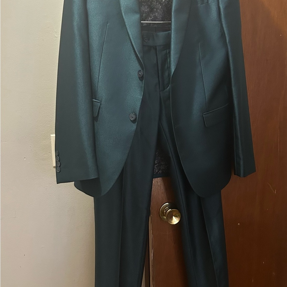 Egara Green Suit Modern Sleek Silhouette